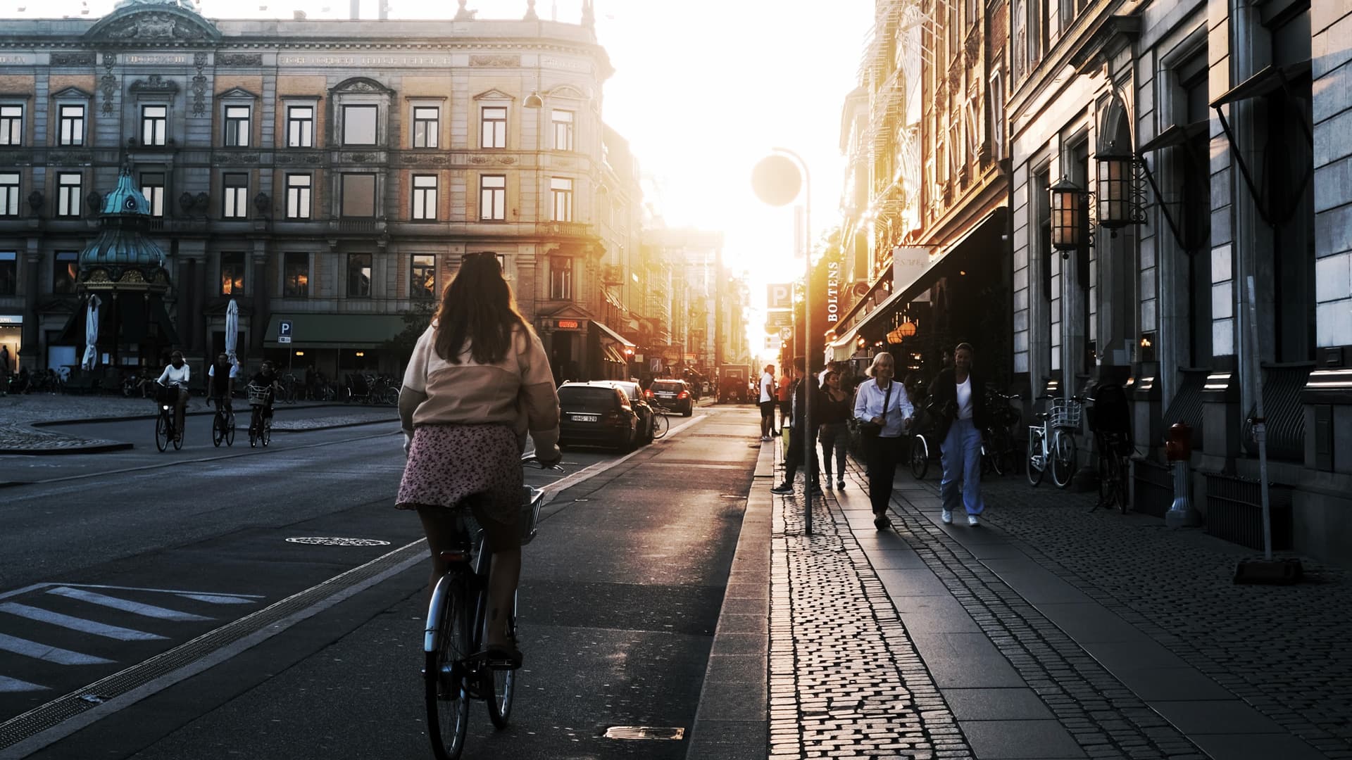 Frau radelt in Kopenhagen